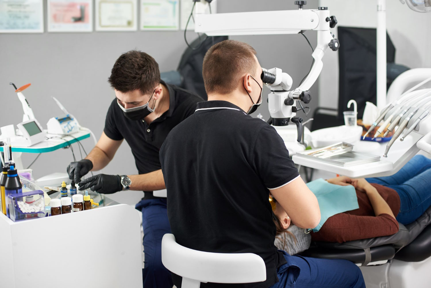 Nowoczesne metody terapii zębów przy użyciu mikroskopu stomatologicznego