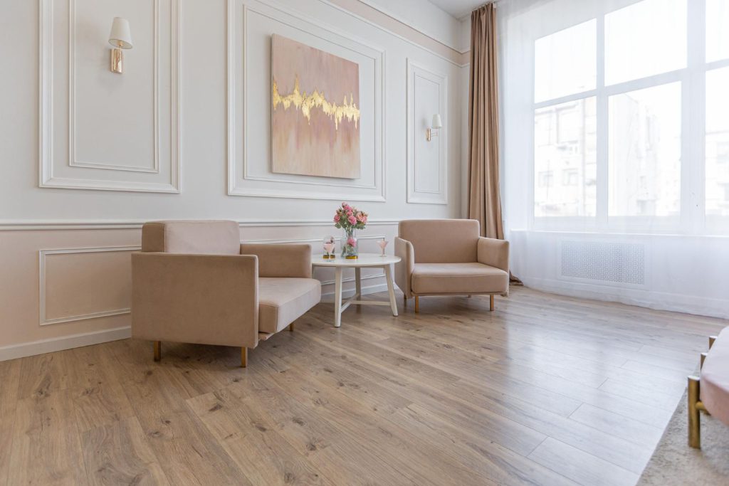 Podłoga drewniana to jedno z najbardziej eleganckich i trwałych rozwiązań, które możemy wybrać do naszego domu