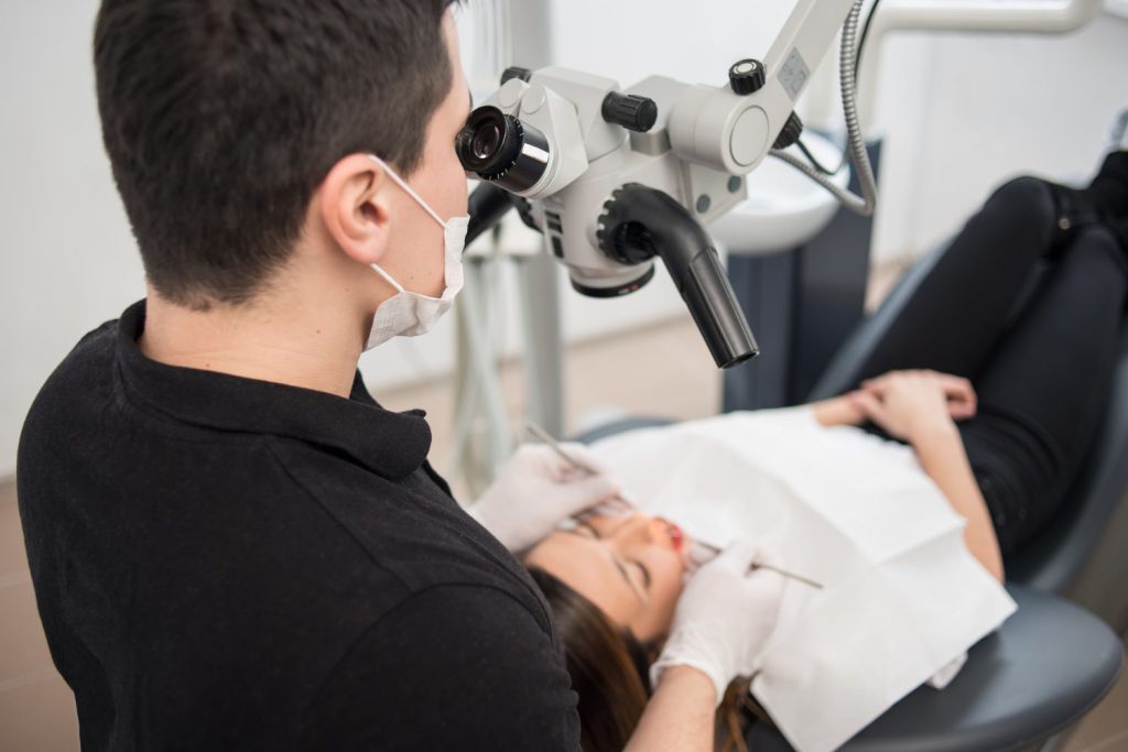 Mikroskopy stomatologiczne to jedna z wielu przełomowych technologii, które zmieniają podejście do leczenia zębów