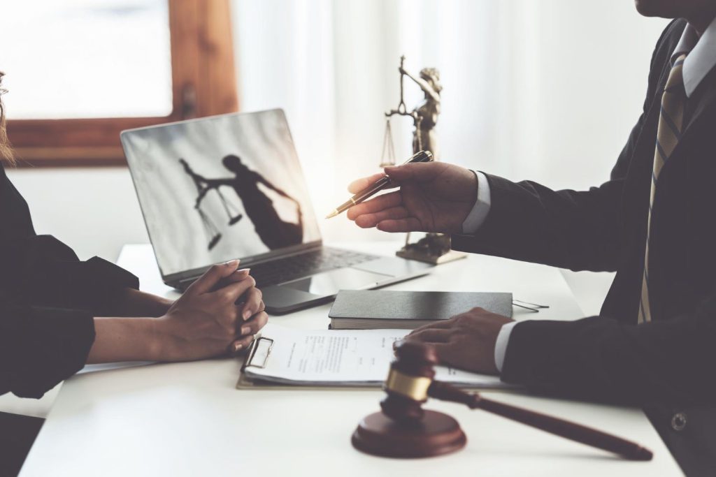 Adwokaci jako zawodowi doradcy prawni często zajmują się sprawami, które są dla klientów kluczowe i mogą wiązać się z dużymi konsekwencjami finansowymi