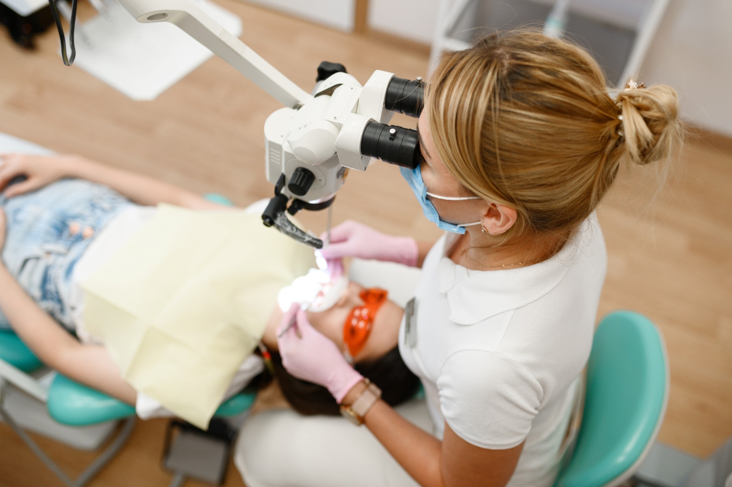 Poznań: Innowacyjne metody leczenia zębów za pomocą mikroskopu