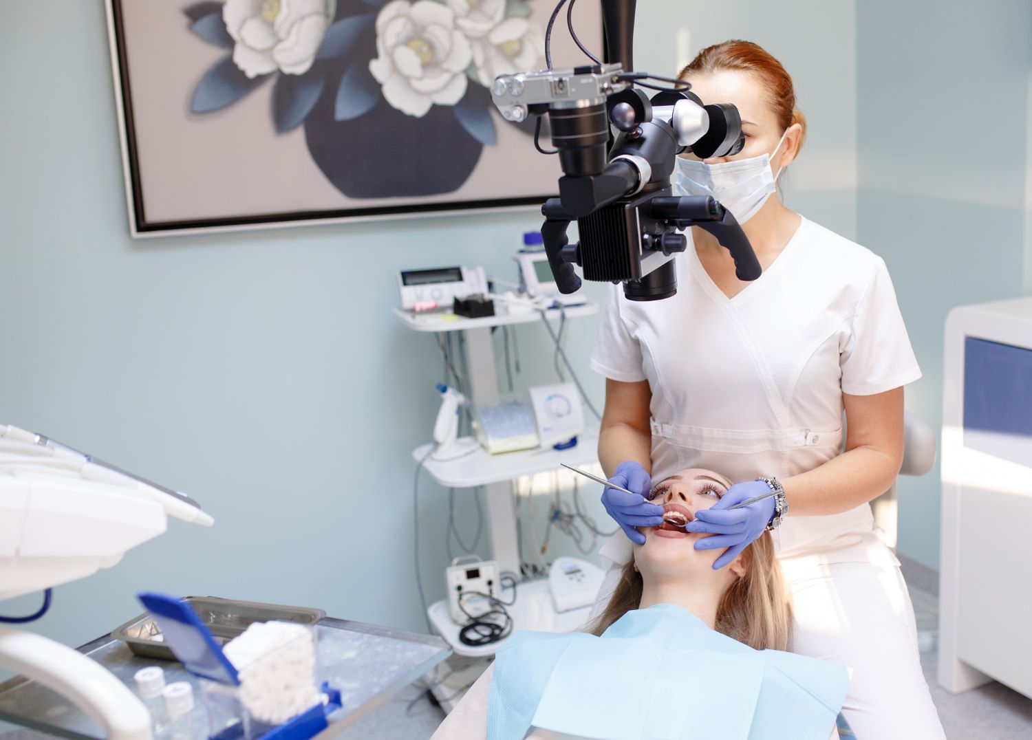 Zdobywanie precyzji w leczeniu zębów: Profesjonalne podejście do mikroskopowej terapii stomatologicznej