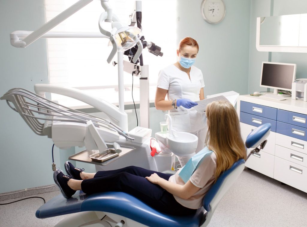 Mikroskopowa terapia stomatologiczna to metoda, która umożliwia lekarzom dokładniejsze i bardziej precyzyjne działanie podczas leczenia zębów